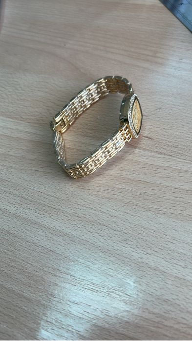 Наручные часы. Люкс. Блестит прям как бриллант.  Новый.