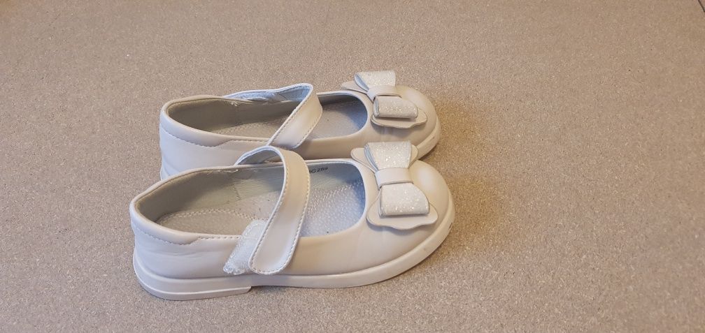 Pantofi crem fetite