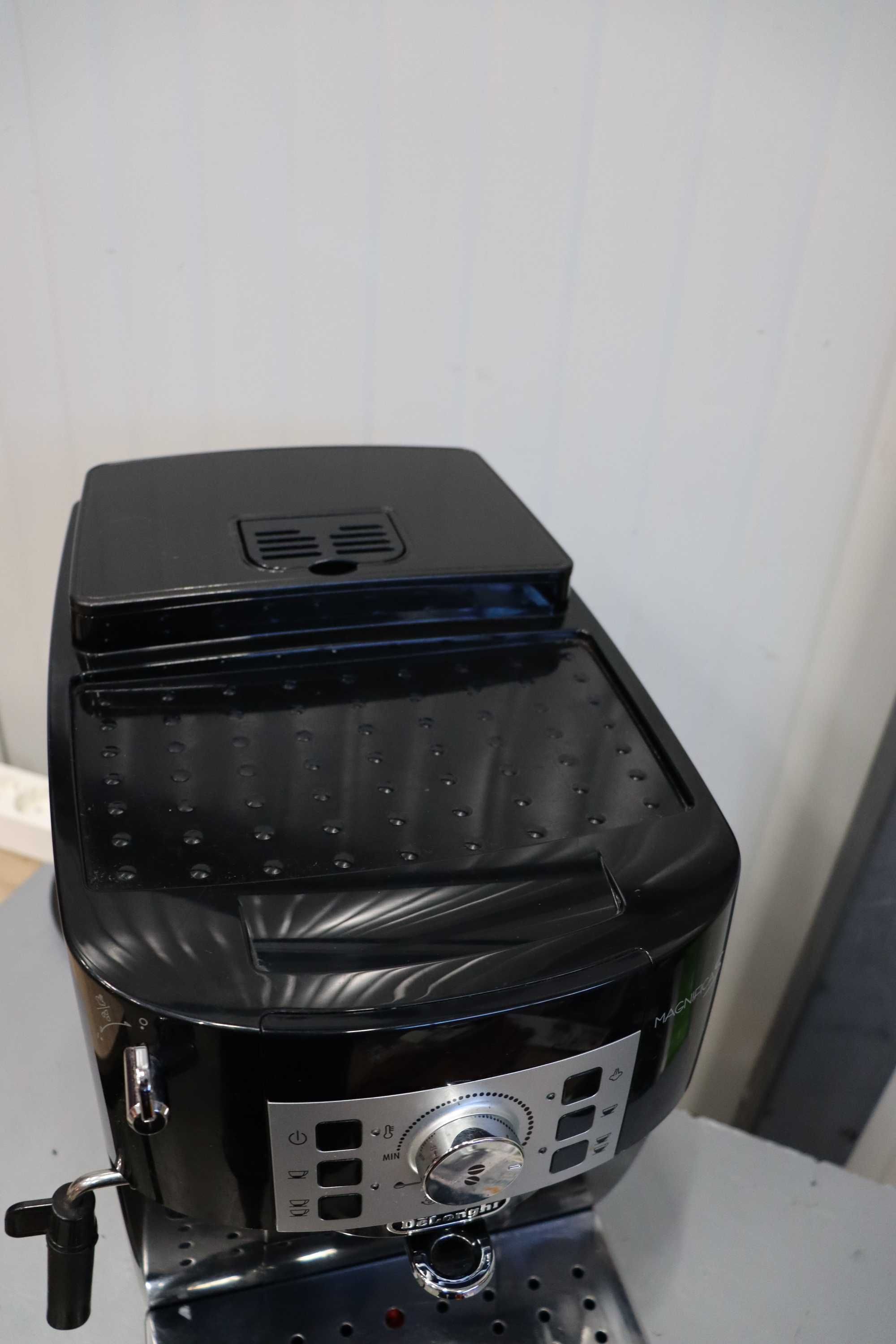 De'Longhi Magnifica S ECAM 22.110 автоматична кафемашина с разпенител