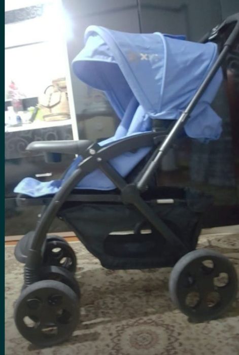 Каляска в синем цвете подходит для мальчика и девочки лёгкая и удобная