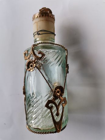 Sticluța veche de parfum Miraj