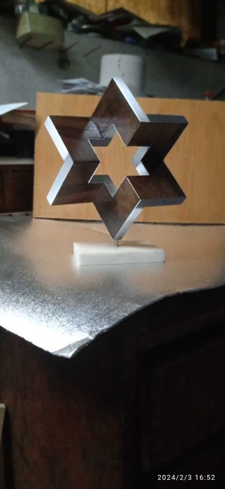 Decorațiuni,lemn,furnir,aluminiu.