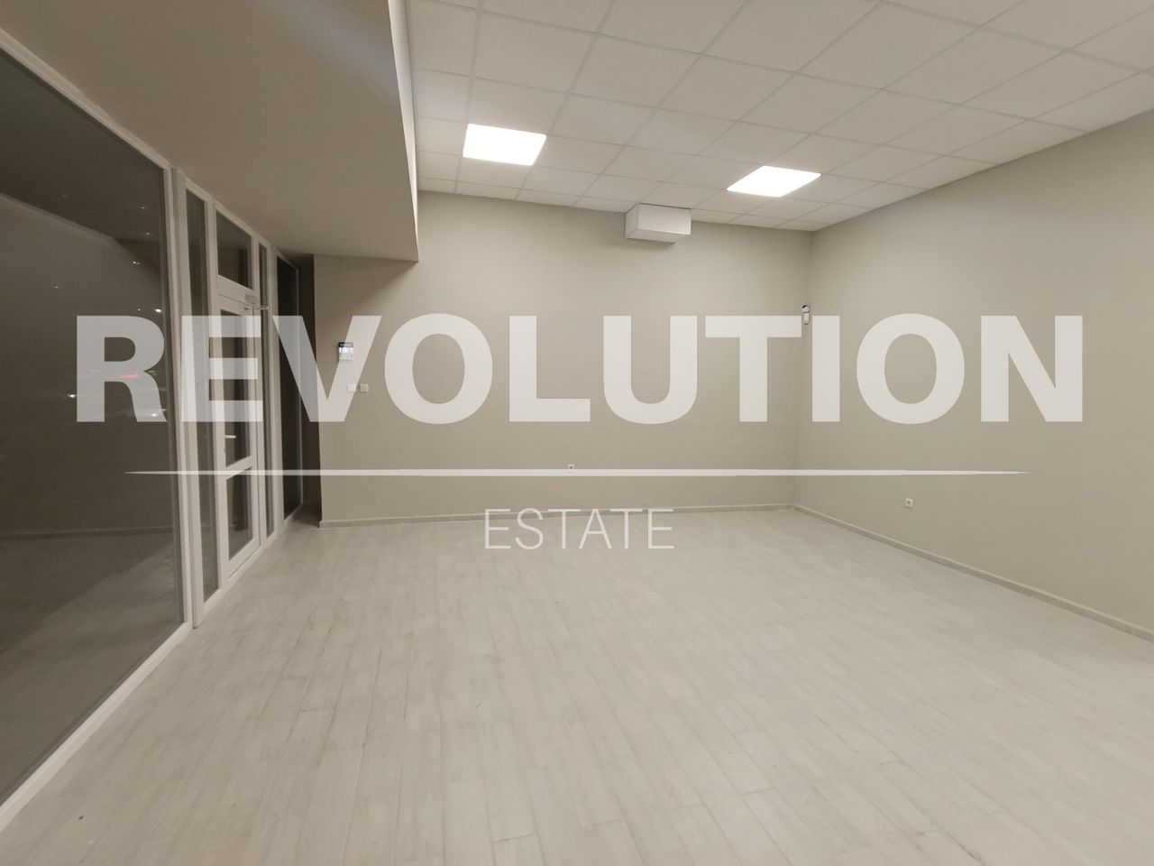 Дава се под наем Офис в Варна, Автогара - 130 кв.м за 750 € - Снимка #1