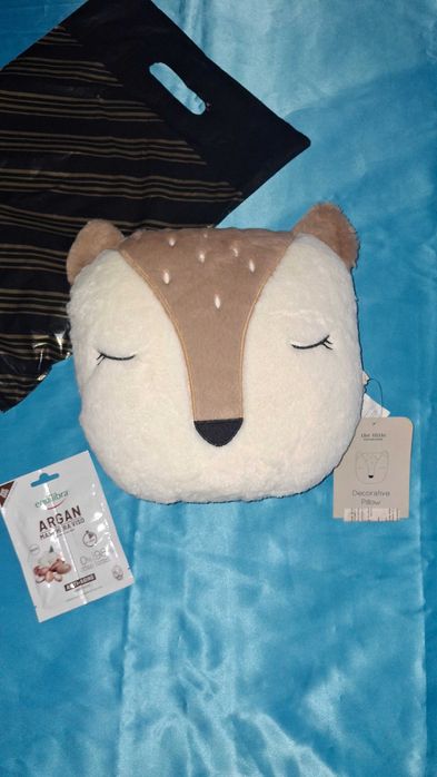 Нова декоративна възглавничка с подарък