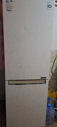 холодильник фирмы LG