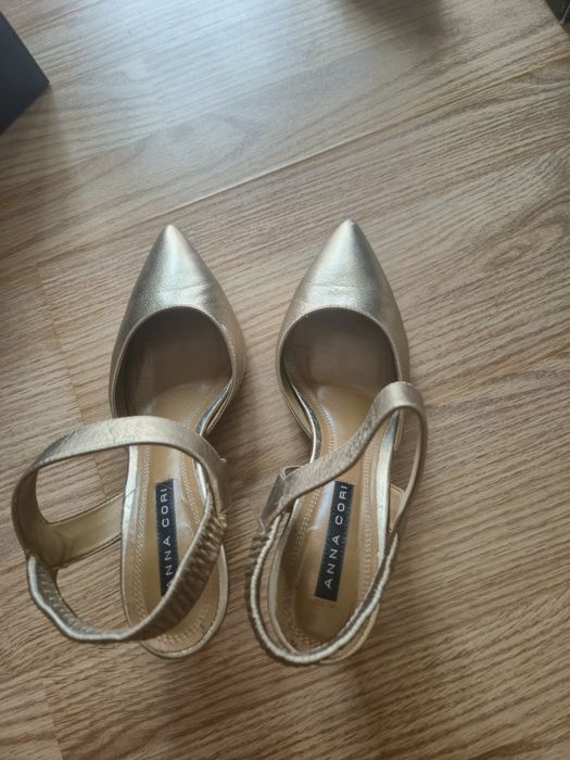 Sanda plina in față, piele aurie