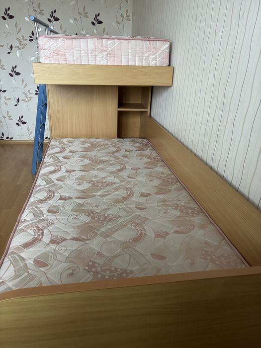 Двуетажно легло със секция