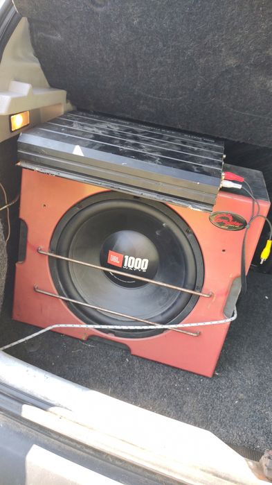 Vând bass jbl original cu tot cu statie