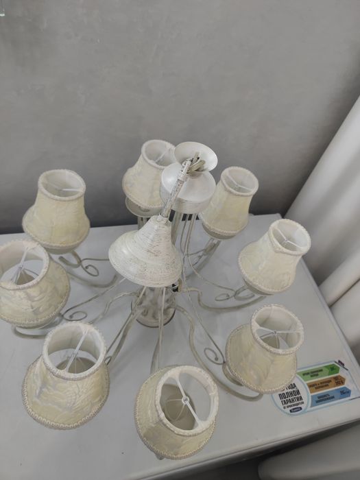 Люстра белая, нежная, восьми рожковая для спальни в