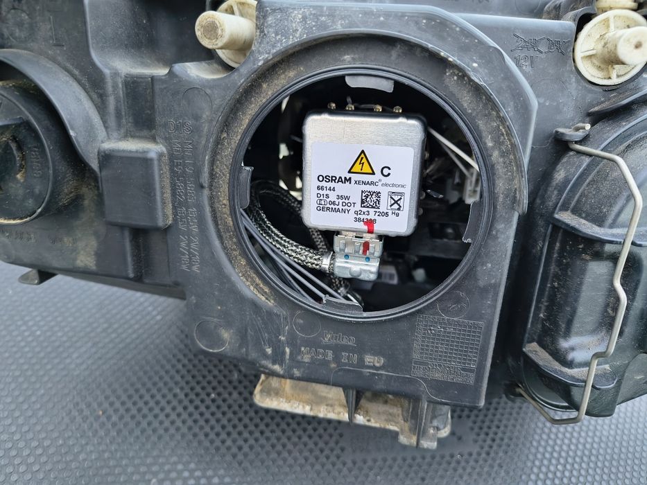 Far stânga BMW X1 E84 FACELIFT LCI 2012-2015 Bi-Xenon