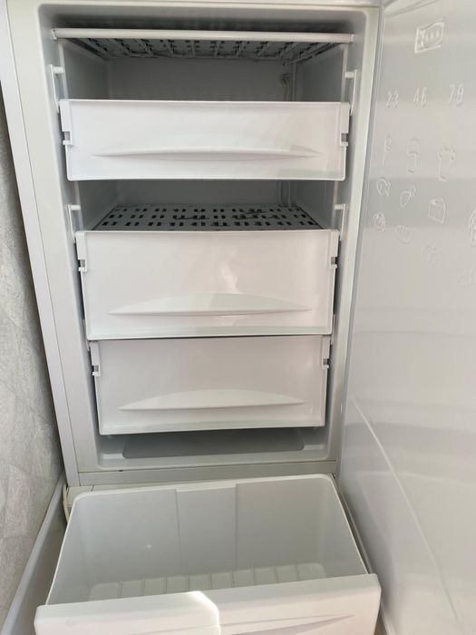 Продам морозильник Indesit б/у в отличном состоянии, цвет белый