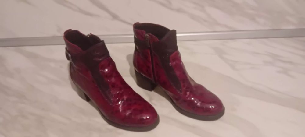 Дамски обувки от естествена кожа.