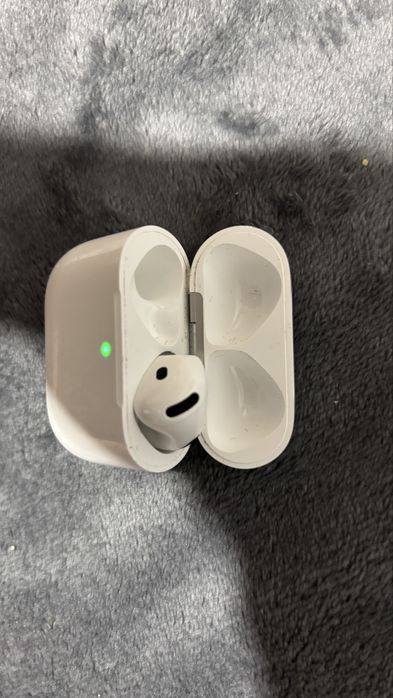 Airpods 4 (case + casca dreapta)