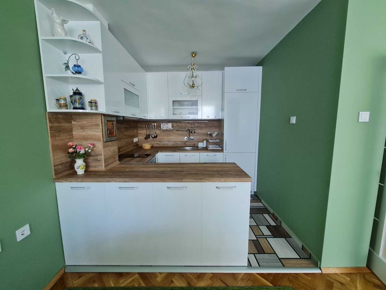 Дава се под наем Тристаен апартамент в Бургас, Славейков - 96 кв.м за 675 € - Снимка #2