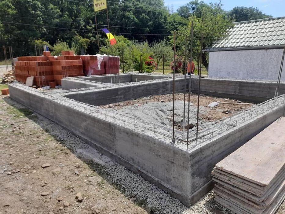 Execut finisaE interioare ,exterioare și case la roșu.