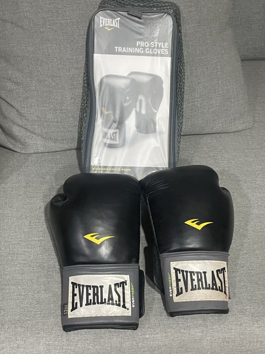Боксерские перчатки Everlast
