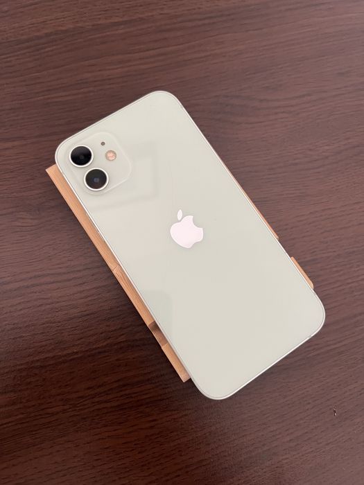 Продавам iPhone 12 – 64GB, с кутия!
