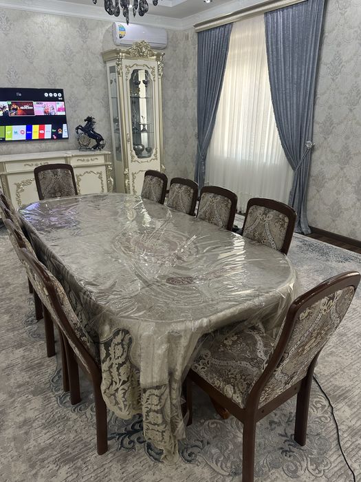 Стол и стулья для зала