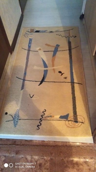 Коврик коричневого цвета с интересным рисунком