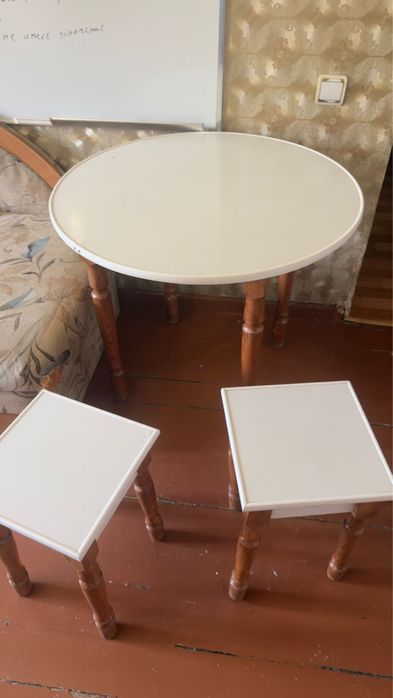 Обеденный стол и 3 стула