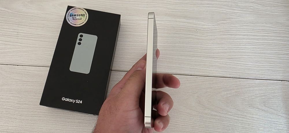 Продам официальный Vietnam Samsung s24 8/256 в идеальном состоянии!