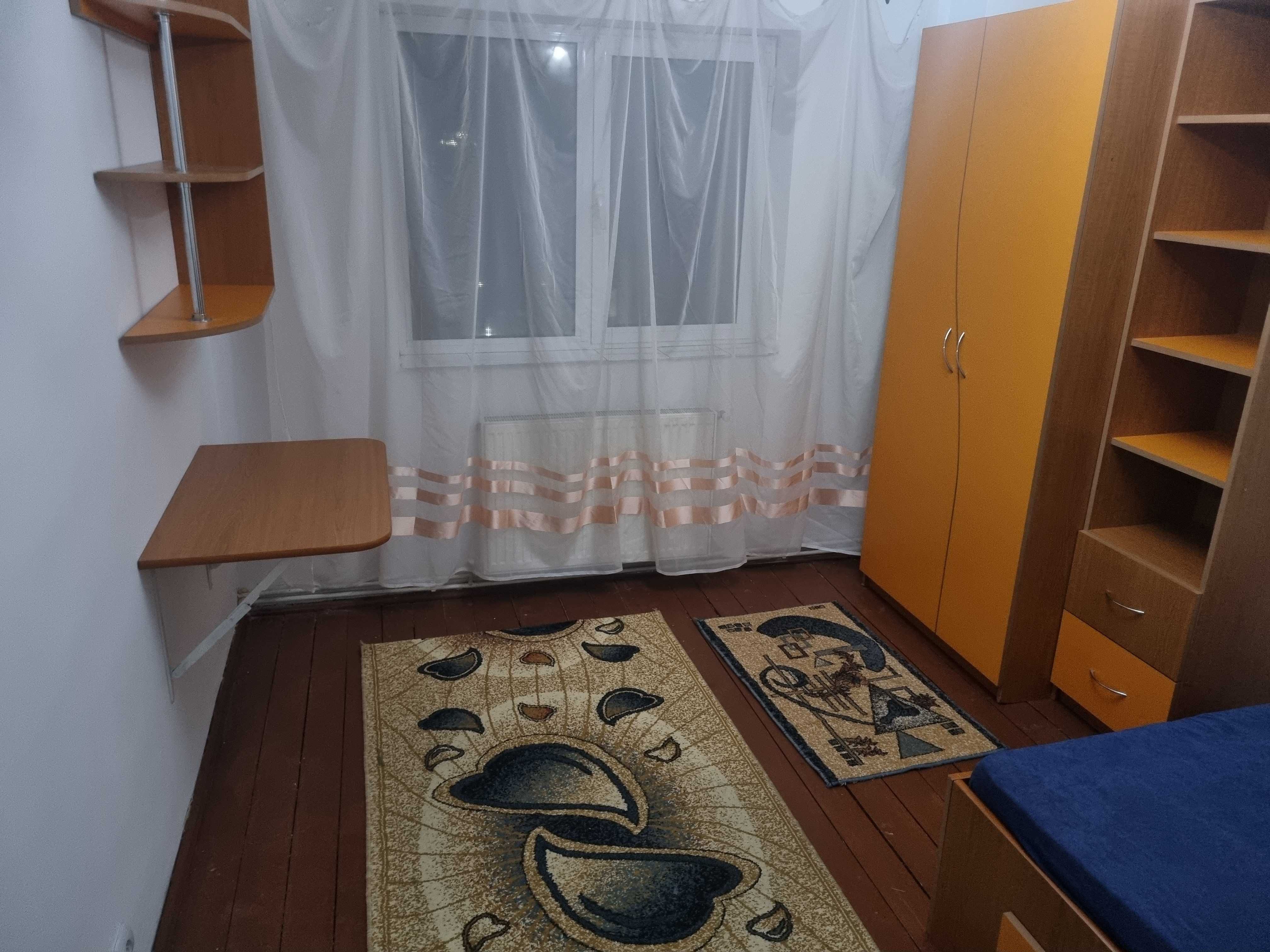 Închiriez apartament 4 camere