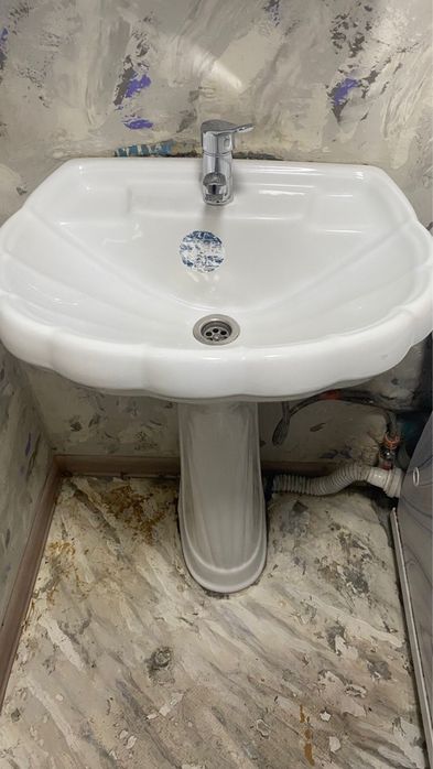 Прдам раковину со смесителем в хоршем состояни