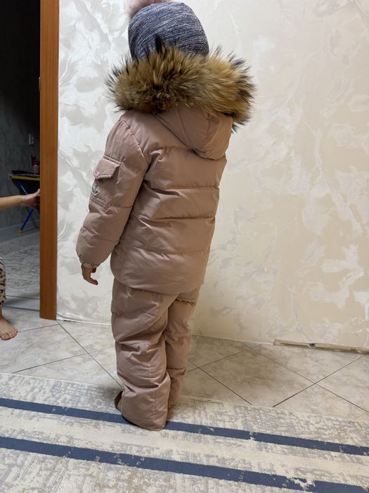 Продам зимний комбинезон монклер