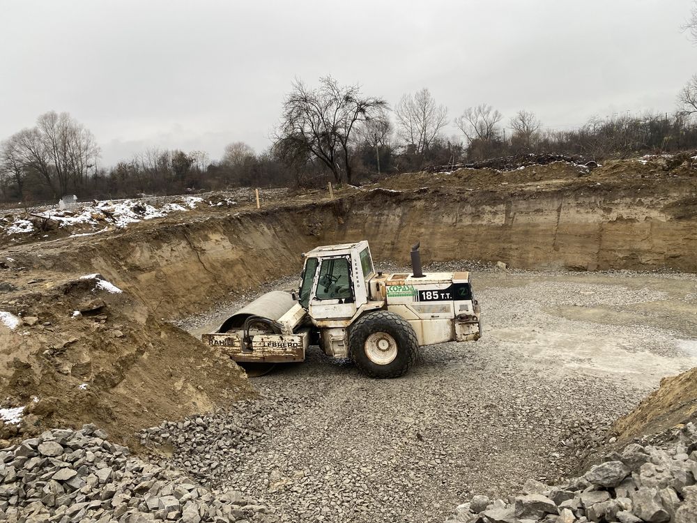 Închiriez cilindru compactor terasiere 18,5 tone