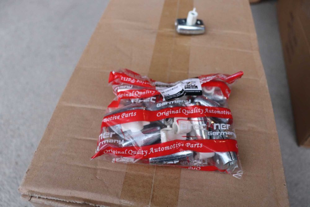 Conector fir gard electric cu strangere pe surub tip fluture