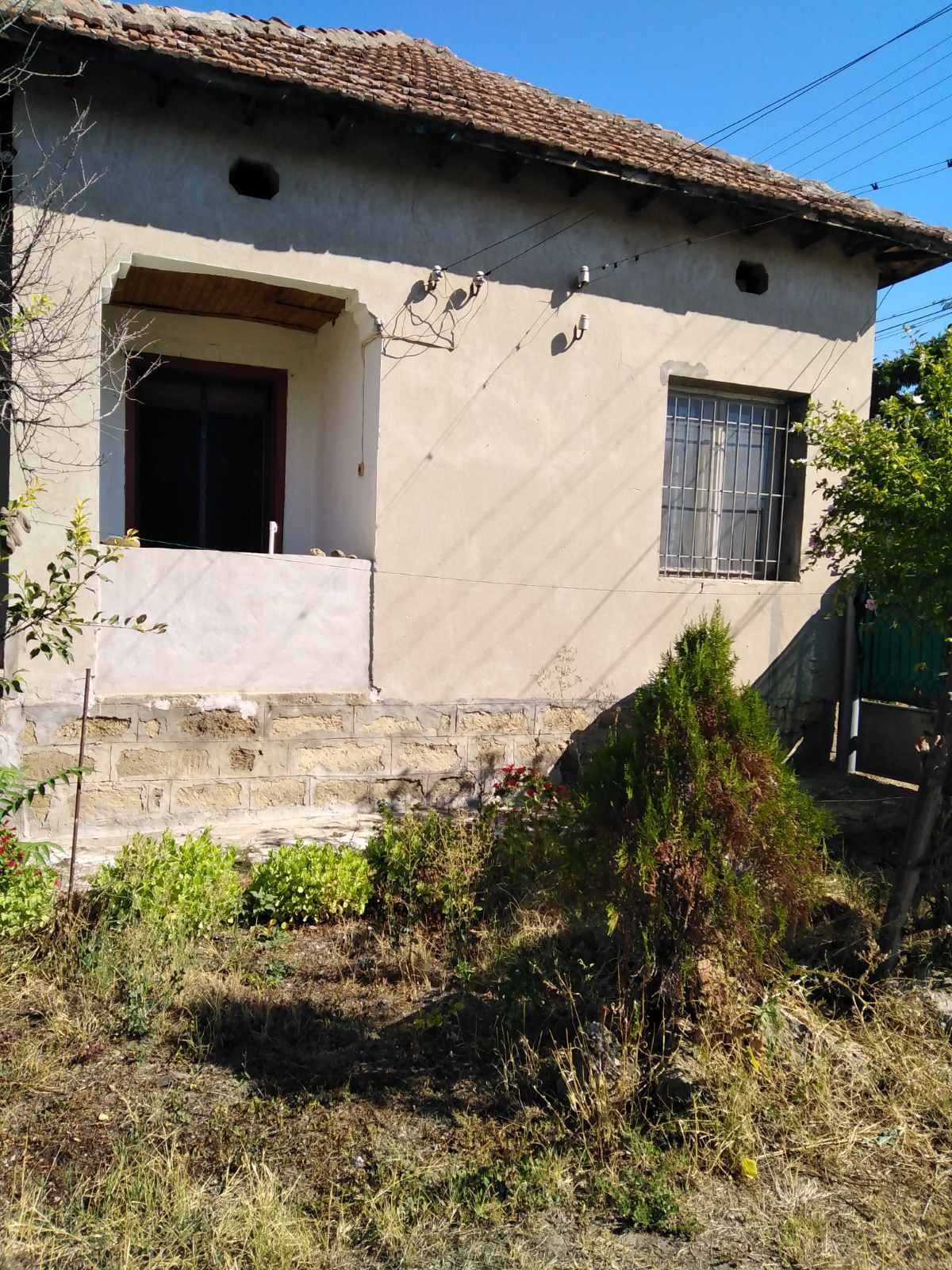 Продава се къща с двор в с.Староселци