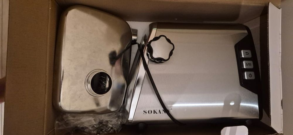 Продаётся мясорубка электрическая