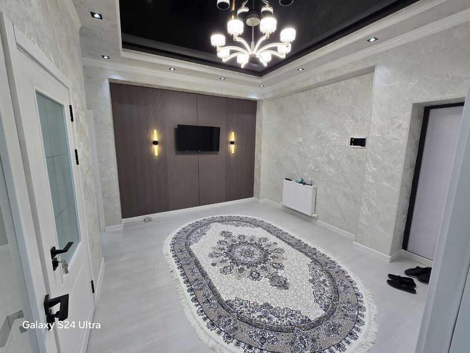 Kriti bozorda 3-xonali qilingan Arzon kvartira sotiladi. Xona