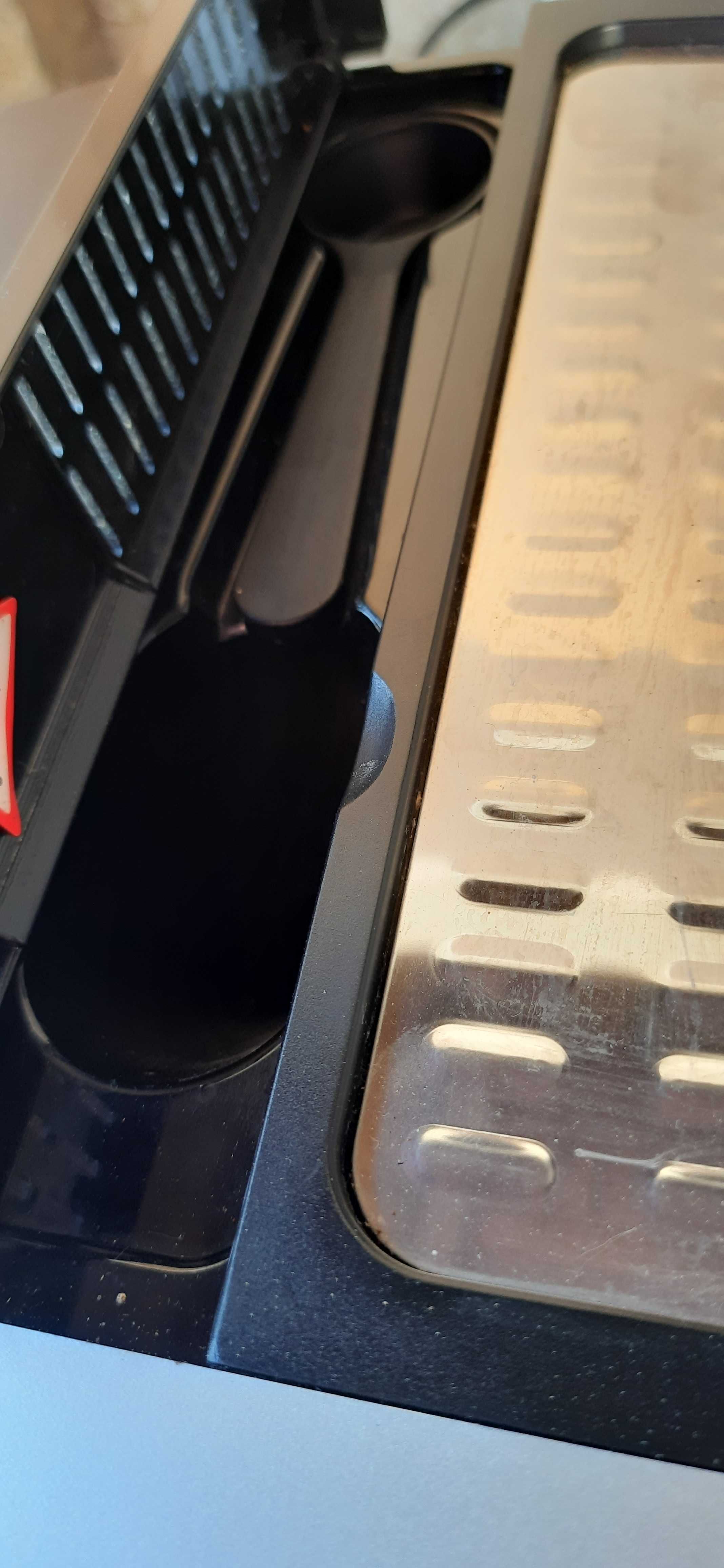 Кафеавтомат Delonghi ESAM 3200, 1350W в отлично състояние