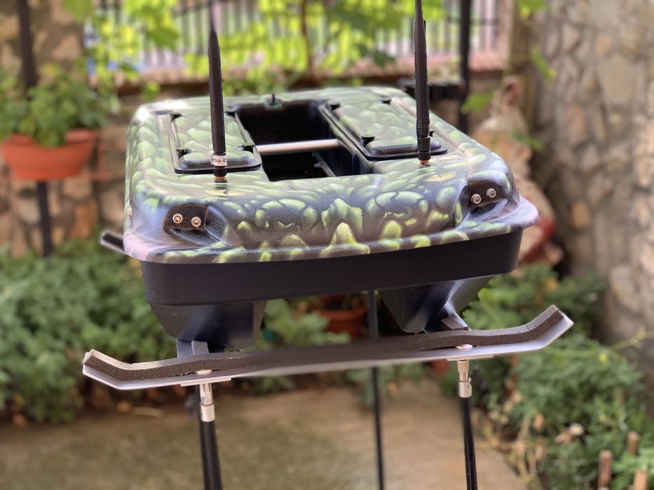 лодка за захранка Carp Madness XXL с GPS, автопилот и вграден сонар