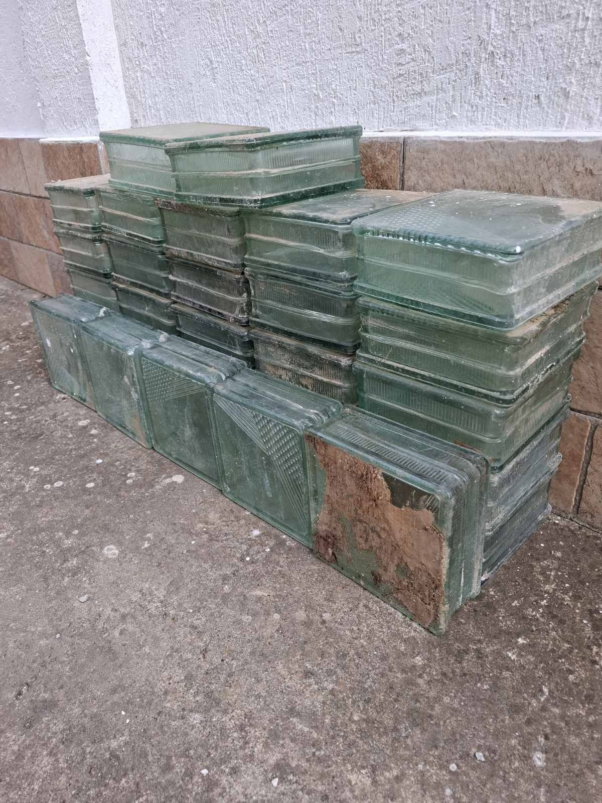Продавам стъклени тухлички