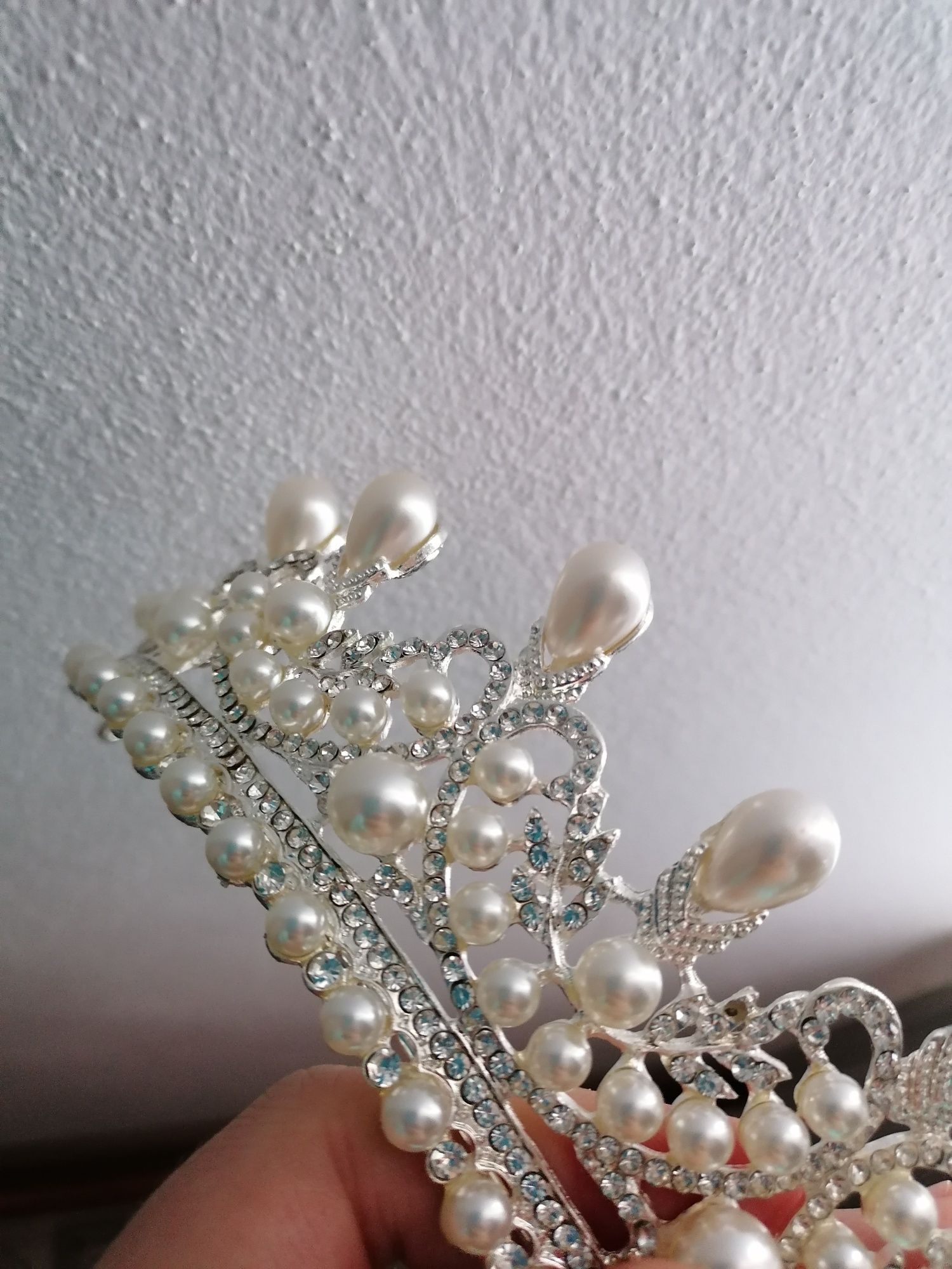 Coroniță argintie cu perle și pietricele