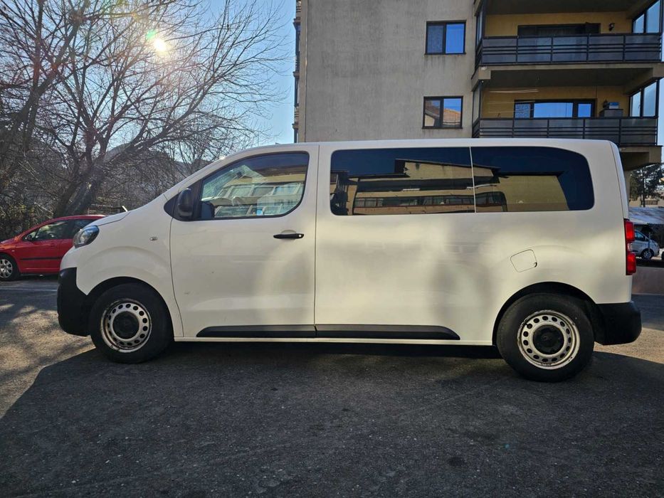 Inchiriez Peugeot 8+1