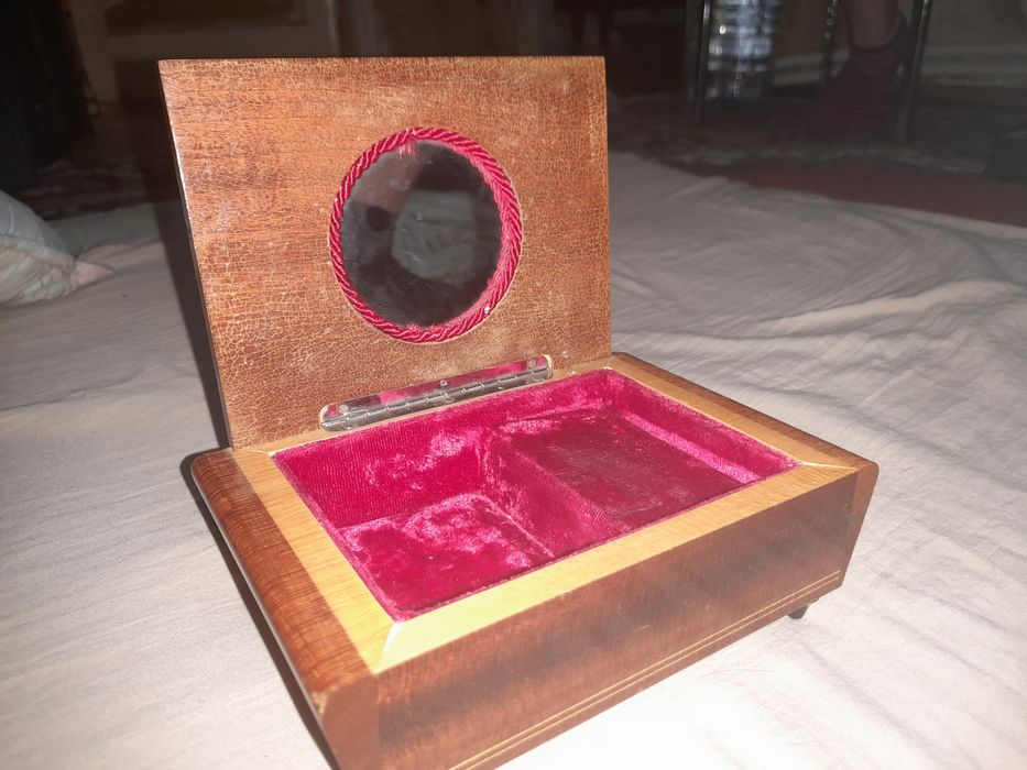 Продаёться антиквариат:музыкальная шкатулка.сделано 1985г. Фирмы ROUGE