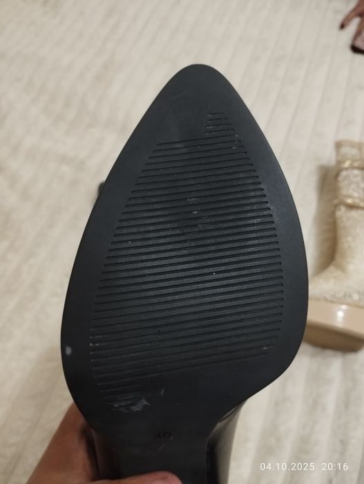 Сапожки с каблуками 40 размер новые 1 раз надевала