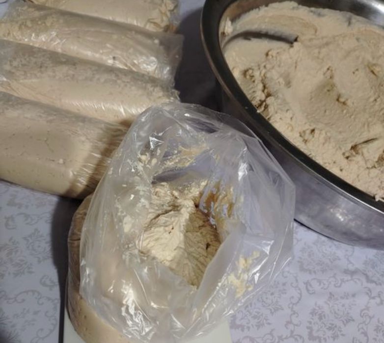 Көже құрт бар. Қайнаған қара құрт.