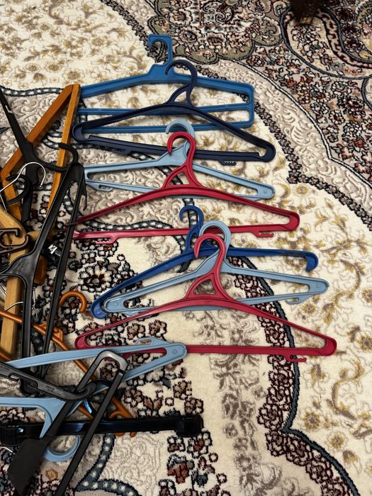 Вешалки разные, железные, деревянные, из прочной пластмассы