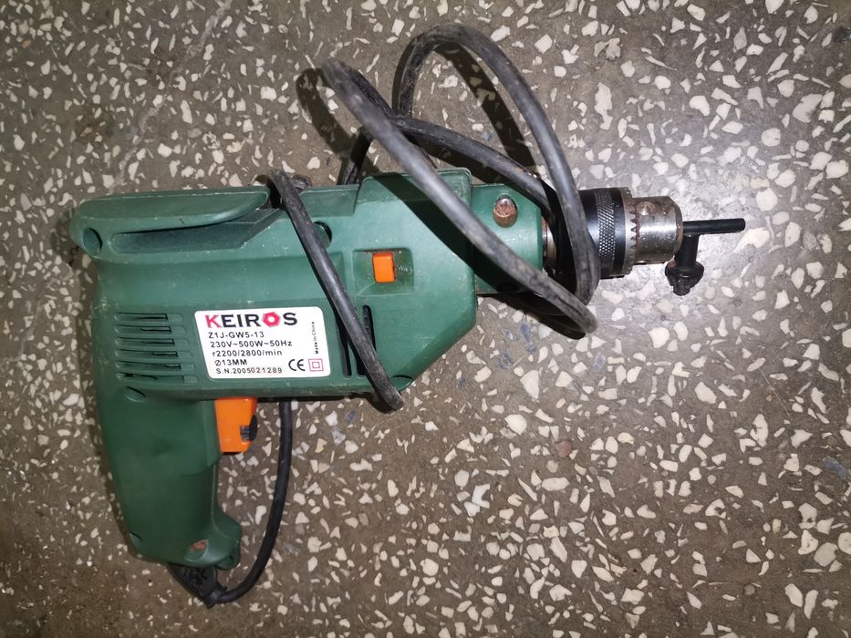 Mașină de găurit electrică medie perfect funcțională