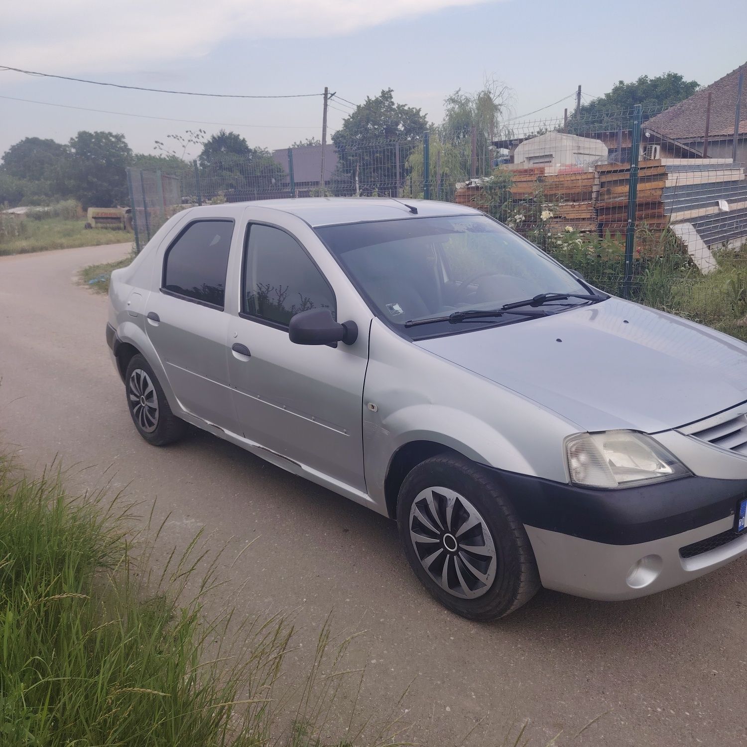 Vând Dacia Logan