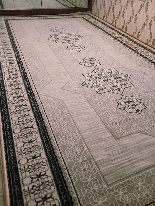 Yangi holatta gilam sotiladi