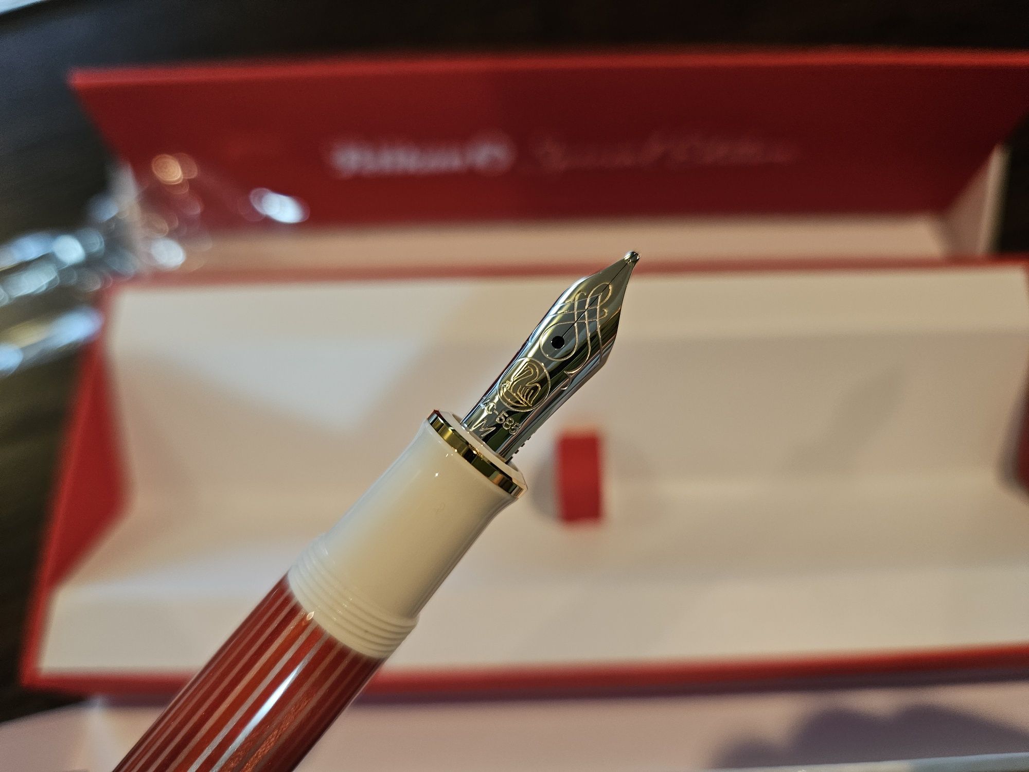 Stilou Souveran M600 Red
White, Pelikan