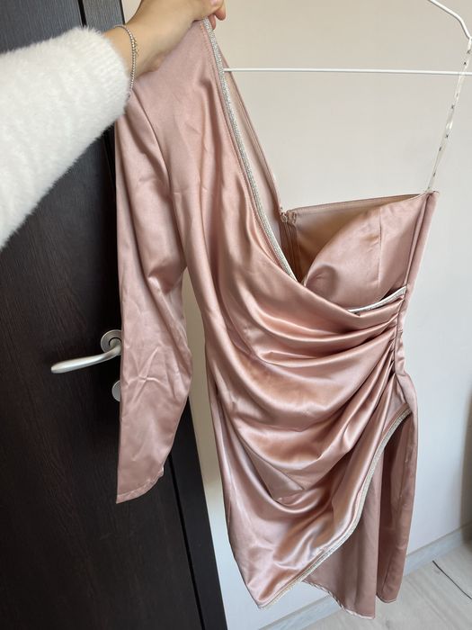 Празнична бежова рокля