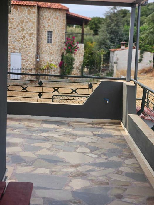 Триетажна къща в Кариани