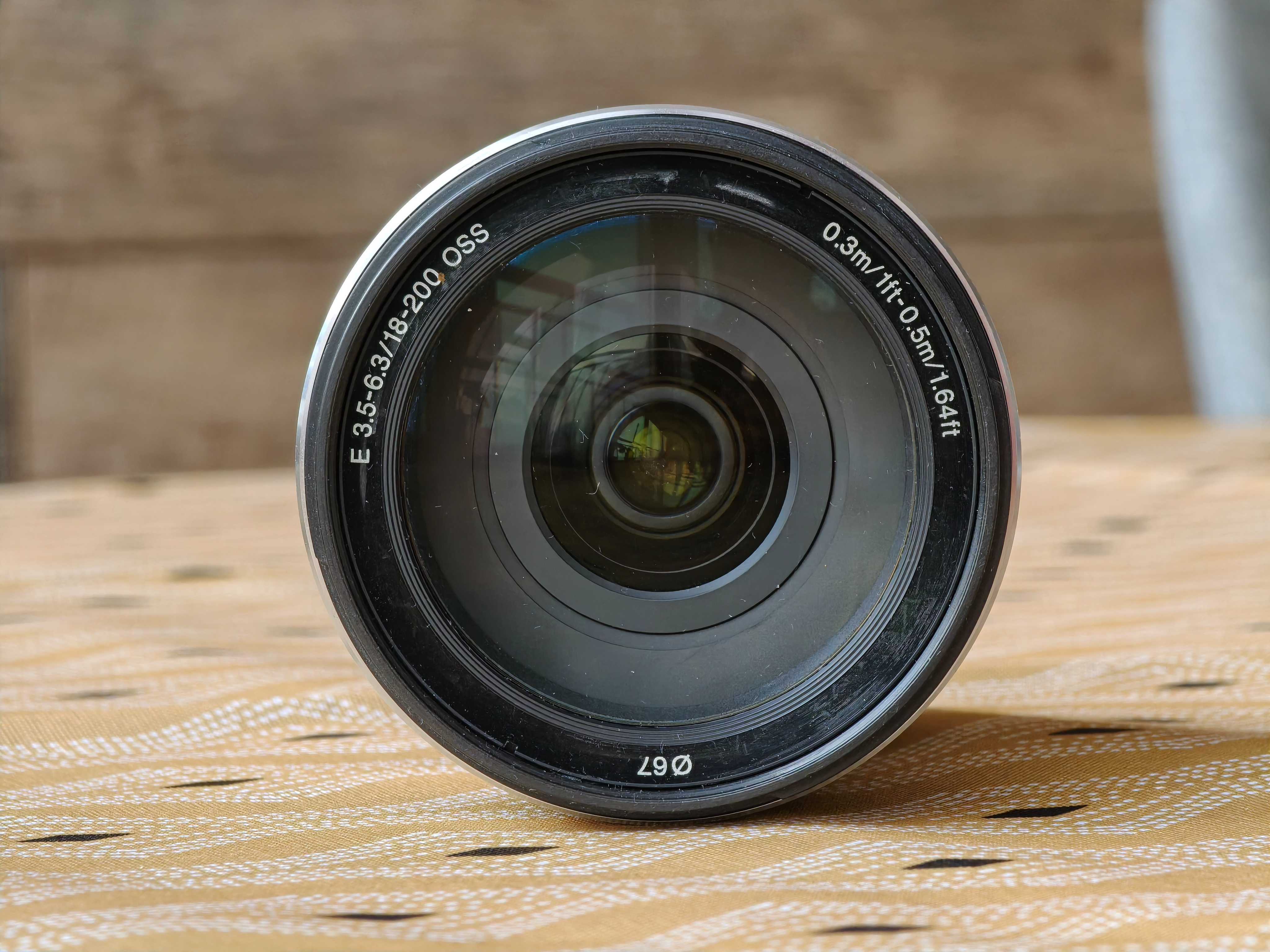 Обектив Sony E 18-100 OSS