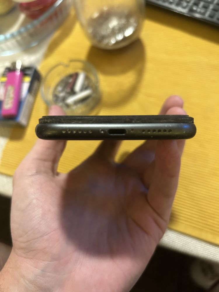 Vand iphone 11 64gb necesita baterie